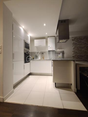 À Épinay-sur-Orge, venez découvrir ce très bel appartement de type F2 d'environ 48 m², situé en rez-de-chaussée et bénéficiant d'une agréable terrasse agrémentée de bambous.
Dès l'entrée, vous serez séduit par une belle pièce de vie d'environ 29 m², lumineuse et conviviale, avec sa cuisine ouverte, entièrement aménagée et équipée. Cet espace de vie offre un accès direct à la terrasse, également accessible depuis la chambre, véritable prolongement de l'appartement aux beaux jours.
L'espace nuit, bien séparé par une porte, se compose d'une chambre confortable, d'une salle d'eau et de WC indépendants. De nombreux placards intégrés viennent compléter les prestations de ce bien et offrent un espace de rangement appréciable.
Enfin, une place de parking en sous-sol complète cet appartement.
Un bien idéal pour un premier achat, un investissement locatif ou pour toute personne à la recherche d'un appartement fonctionnel, lumineux et proche des commodités.
***** VISITE POSSIBLE 7j/7 sur RDV jusqu'à 21h30 *****
Je réponds aux sms, mails ou appels jusque tard le soir