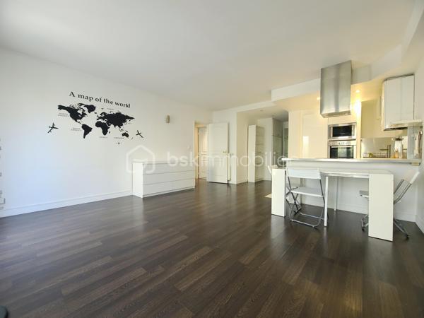 À Épinay-sur-Orge, venez découvrir ce très bel appartement de type F2 d'environ 48 m², situé en rez-de-chaussée et bénéficiant d'une agréable terrasse agrémentée de bambous.
Dès l'entrée, vous serez séduit par une belle pièce de vie d'environ 29 m², lumineuse et conviviale, avec sa cuisine ouverte, entièrement aménagée et équipée. Cet espace de vie offre un accès direct à la terrasse, également accessible depuis la chambre, véritable prolongement de l'appartement aux beaux jours.
L'espace nuit, bien séparé par une porte, se compose d'une chambre confortable, d'une salle d'eau et de WC indépendants. De nombreux placards intégrés viennent compléter les prestations de ce bien et offrent un espace de rangement appréciable.
Enfin, une place de parking en sous-sol complète cet appartement.
Un bien idéal pour un premier achat, un investissement locatif ou pour toute personne à la recherche d'un appartement fonctionnel, lumineux et proche des commodités.
***** VISITE POSSIBLE 7j/7 sur RDV jusqu'à 21h30 *****
Je réponds aux sms, mails ou appels jusque tard le soir