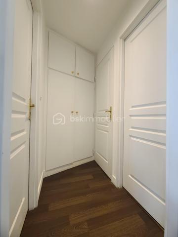 À Épinay-sur-Orge, venez découvrir ce très bel appartement de type F2 d'environ 48 m², situé en rez-de-chaussée et bénéficiant d'une agréable terrasse agrémentée de bambous.
Dès l'entrée, vous serez séduit par une belle pièce de vie d'environ 29 m², lumineuse et conviviale, avec sa cuisine ouverte, entièrement aménagée et équipée. Cet espace de vie offre un accès direct à la terrasse, également accessible depuis la chambre, véritable prolongement de l'appartement aux beaux jours.
L'espace nuit, bien séparé par une porte, se compose d'une chambre confortable, d'une salle d'eau et de WC indépendants. De nombreux placards intégrés viennent compléter les prestations de ce bien et offrent un espace de rangement appréciable.
Enfin, une place de parking en sous-sol complète cet appartement.
Un bien idéal pour un premier achat, un investissement locatif ou pour toute personne à la recherche d'un appartement fonctionnel, lumineux et proche des commodités.
***** VISITE POSSIBLE 7j/7 sur RDV jusqu'à 21h30 *****
Je réponds aux sms, mails ou appels jusque tard le soir