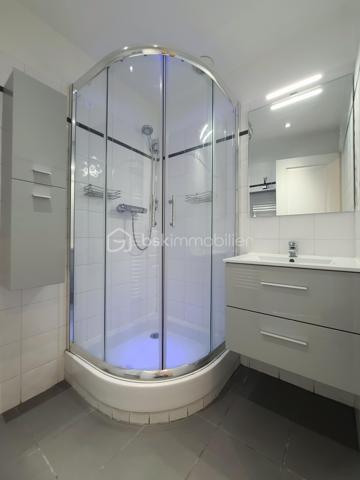 À Épinay-sur-Orge, venez découvrir ce très bel appartement de type F2 d'environ 48 m², situé en rez-de-chaussée et bénéficiant d'une agréable terrasse agrémentée de bambous.
Dès l'entrée, vous serez séduit par une belle pièce de vie d'environ 29 m², lumineuse et conviviale, avec sa cuisine ouverte, entièrement aménagée et équipée. Cet espace de vie offre un accès direct à la terrasse, également accessible depuis la chambre, véritable prolongement de l'appartement aux beaux jours.
L'espace nuit, bien séparé par une porte, se compose d'une chambre confortable, d'une salle d'eau et de WC indépendants. De nombreux placards intégrés viennent compléter les prestations de ce bien et offrent un espace de rangement appréciable.
Enfin, une place de parking en sous-sol complète cet appartement.
Un bien idéal pour un premier achat, un investissement locatif ou pour toute personne à la recherche d'un appartement fonctionnel, lumineux et proche des commodités.
***** VISITE POSSIBLE 7j/7 sur RDV jusqu'à 21h30 *****
Je réponds aux sms, mails ou appels jusque tard le soir