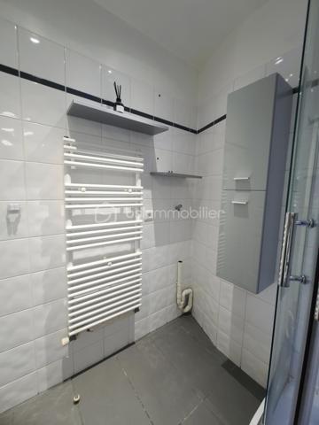 À Épinay-sur-Orge, venez découvrir ce très bel appartement de type F2 d'environ 48 m², situé en rez-de-chaussée et bénéficiant d'une agréable terrasse agrémentée de bambous.
Dès l'entrée, vous serez séduit par une belle pièce de vie d'environ 29 m², lumineuse et conviviale, avec sa cuisine ouverte, entièrement aménagée et équipée. Cet espace de vie offre un accès direct à la terrasse, également accessible depuis la chambre, véritable prolongement de l'appartement aux beaux jours.
L'espace nuit, bien séparé par une porte, se compose d'une chambre confortable, d'une salle d'eau et de WC indépendants. De nombreux placards intégrés viennent compléter les prestations de ce bien et offrent un espace de rangement appréciable.
Enfin, une place de parking en sous-sol complète cet appartement.
Un bien idéal pour un premier achat, un investissement locatif ou pour toute personne à la recherche d'un appartement fonctionnel, lumineux et proche des commodités.
***** VISITE POSSIBLE 7j/7 sur RDV jusqu'à 21h30 *****
Je réponds aux sms, mails ou appels jusque tard le soir