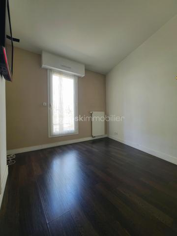 À Épinay-sur-Orge, venez découvrir ce très bel appartement de type F2 d'environ 48 m², situé en rez-de-chaussée et bénéficiant d'une agréable terrasse agrémentée de bambous.
Dès l'entrée, vous serez séduit par une belle pièce de vie d'environ 29 m², lumineuse et conviviale, avec sa cuisine ouverte, entièrement aménagée et équipée. Cet espace de vie offre un accès direct à la terrasse, également accessible depuis la chambre, véritable prolongement de l'appartement aux beaux jours.
L'espace nuit, bien séparé par une porte, se compose d'une chambre confortable, d'une salle d'eau et de WC indépendants. De nombreux placards intégrés viennent compléter les prestations de ce bien et offrent un espace de rangement appréciable.
Enfin, une place de parking en sous-sol complète cet appartement.
Un bien idéal pour un premier achat, un investissement locatif ou pour toute personne à la recherche d'un appartement fonctionnel, lumineux et proche des commodités.
***** VISITE POSSIBLE 7j/7 sur RDV jusqu'à 21h30 *****
Je réponds aux sms, mails ou appels jusque tard le soir