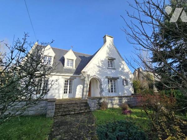 Sur un terrain de 2443 m², Pavillon sur sous sol,  indépendant de 149 m²  comprenant, cuisine a...