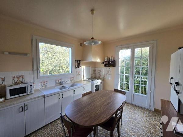 Sur un terrain de 2443 m², Pavillon sur sous sol,  indépendant de 149 m²  comprenant, cuisine a...