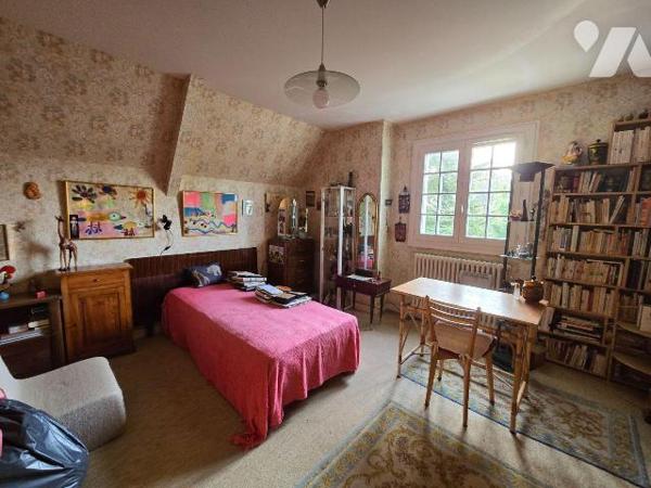 Sur un terrain de 2443 m², Pavillon sur sous sol,  indépendant de 149 m²  comprenant, cuisine a...