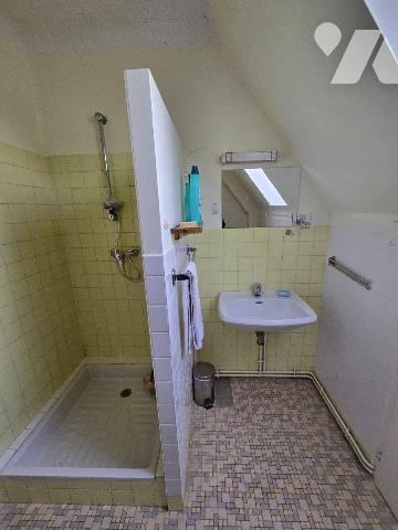 Sur un terrain de 2443 m², Pavillon sur sous sol,  indépendant de 149 m²  comprenant, cuisine a...