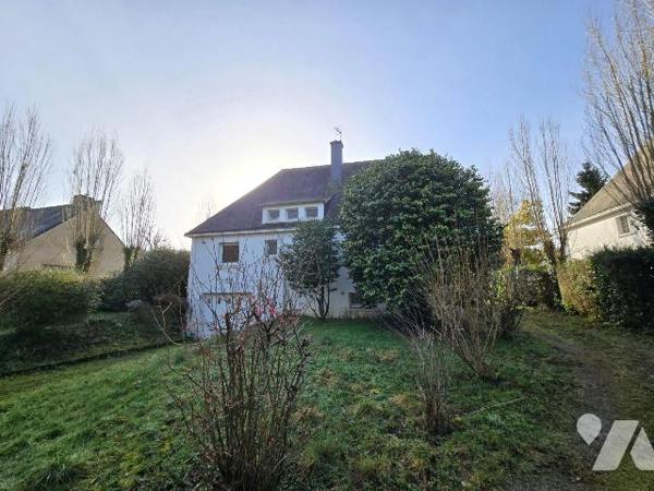 Sur un terrain de 2443 m², Pavillon sur sous sol,  indépendant de 149 m²  comprenant, cuisine a...