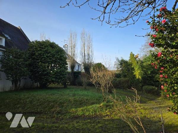 Sur un terrain de 2443 m², Pavillon sur sous sol,  indépendant de 149 m²  comprenant, cuisine a...