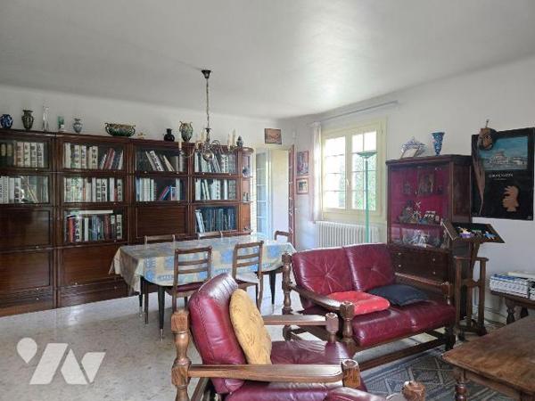 Sur un terrain de 2443 m², Pavillon sur sous sol,  indépendant de 149 m²  comprenant, cuisine a...