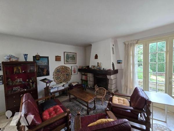 Sur un terrain de 2443 m², Pavillon sur sous sol,  indépendant de 149 m²  comprenant, cuisine a...