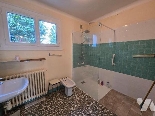 Sur un terrain de 2443 m², Pavillon sur sous sol,  indépendant de 149 m²  comprenant, cuisine a...