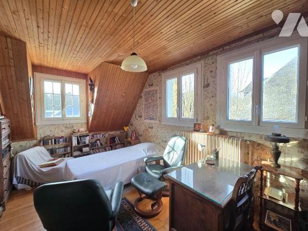 Sur un terrain de 2443 m², Pavillon sur sous sol,  indépendant de 149 m²  comprenant, cuisine a...