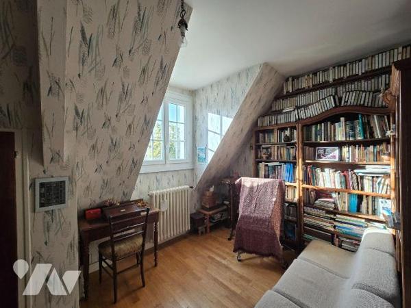 Sur un terrain de 2443 m², Pavillon sur sous sol,  indépendant de 149 m²  comprenant, cuisine a...