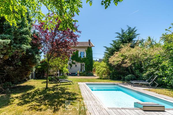 Maison de charme avec jardin arboré et piscine