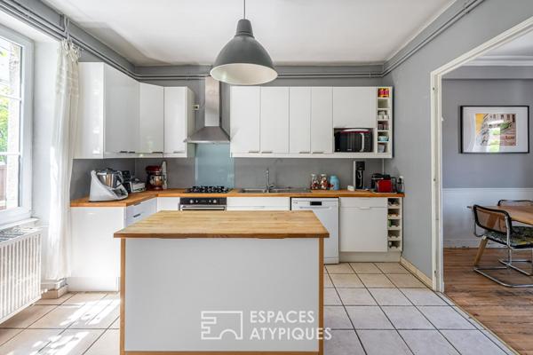 Maison de charme avec jardin arboré et piscine