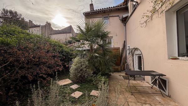 Maison de charme avec jardin centre ville de Poitiers - Un lieu de vie authentique et inspirant