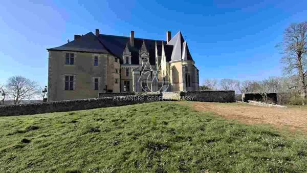 Superbe château historique du XVe siècle de 20 pièces proche de SABLE SUR SARTHE