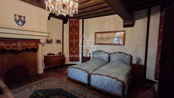 Superbe château historique du XVe siècle de 20 pièces proche de SABLE SUR SARTHE