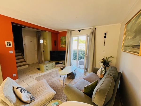 Villars (84400) Charmante maison traversante à deux pas du centre du village