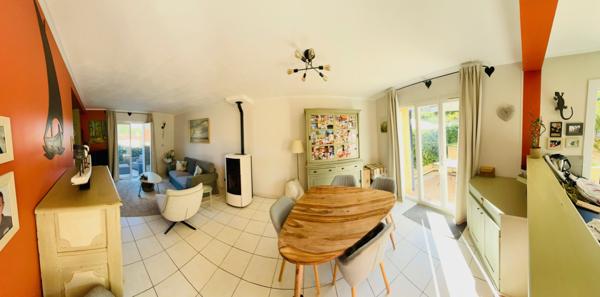 Villars (84400) Charmante maison traversante à deux pas du centre du village