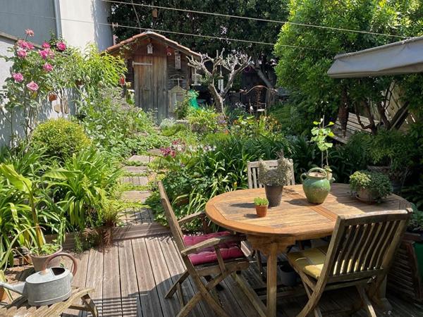 Véritable échoppe des années 20 joliment restaurée et son jardin bucolique sans vis-à-vis