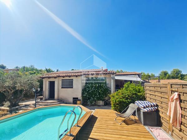 VELAUX : Propriété rénovée composée d'une maison T4 d'environ 117 m² et d'un appartement T2/3 d'environ 76 m² sur un terrain de 4268 m² avec double garage et piscine