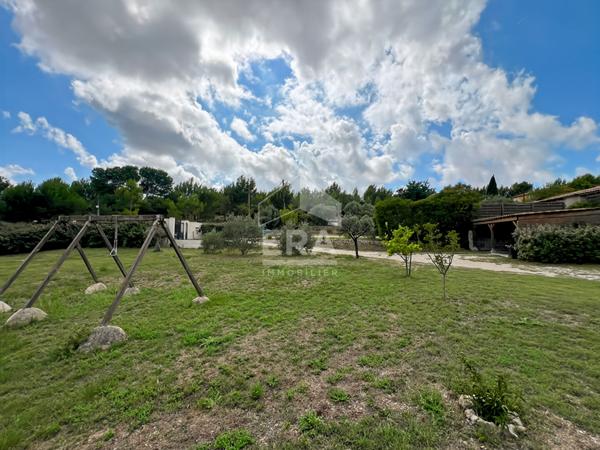 VELAUX : Propriété rénovée composée d'une maison T4 d'environ 117 m² et d'un appartement T2/3 d'environ 76 m² sur un terrain de 4268 m² avec double garage et piscine
