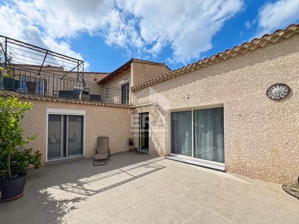 VELAUX : Propriété rénovée composée d'une maison T4 d'environ 117 m² et d'un appartement T2/3 d'environ 76 m² sur un terrain de 4268 m² avec double garage et piscine