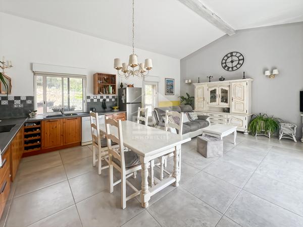 VELAUX : Propriété rénovée composée d'une maison T4 d'environ 117 m² et d'un appartement T2/3 d'environ 76 m² sur un terrain de 4268 m² avec double garage et piscine