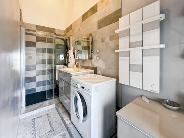 VELAUX : Propriété rénovée composée d'une maison T4 d'environ 117 m² et d'un appartement T2/3 d'environ 76 m² sur un terrain de 4268 m² avec double garage et piscine