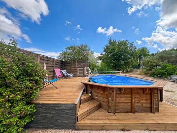 VELAUX : Propriété rénovée composée d'une maison T4 d'environ 117 m² et d'un appartement T2/3 d'environ 76 m² sur un terrain de 4268 m² avec double garage et piscine