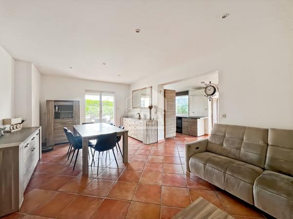 VELAUX : Propriété rénovée composée d'une maison T4 d'environ 117 m² et d'un appartement T2/3 d'environ 76 m² sur un terrain de 4268 m² avec double garage et piscine