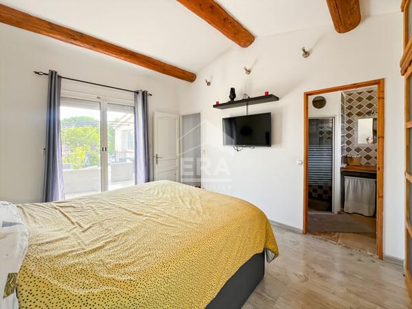 VELAUX : Propriété rénovée composée d'une maison T4 d'environ 117 m² et d'un appartement T2/3 d'environ 76 m² sur un terrain de 4268 m² avec double garage et piscine