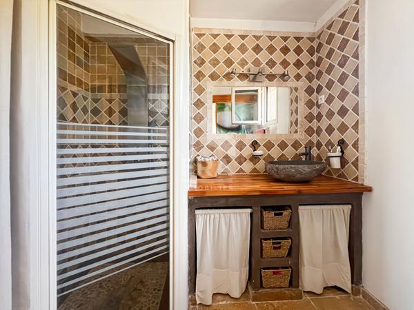 VELAUX : Propriété rénovée composée d'une maison T4 d'environ 117 m² et d'un appartement T2/3 d'environ 76 m² sur un terrain de 4268 m² avec double garage et piscine