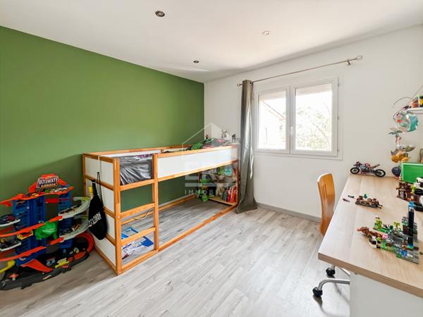 VELAUX : Propriété rénovée composée d'une maison T4 d'environ 117 m² et d'un appartement T2/3 d'environ 76 m² sur un terrain de 4268 m² avec double garage et piscine