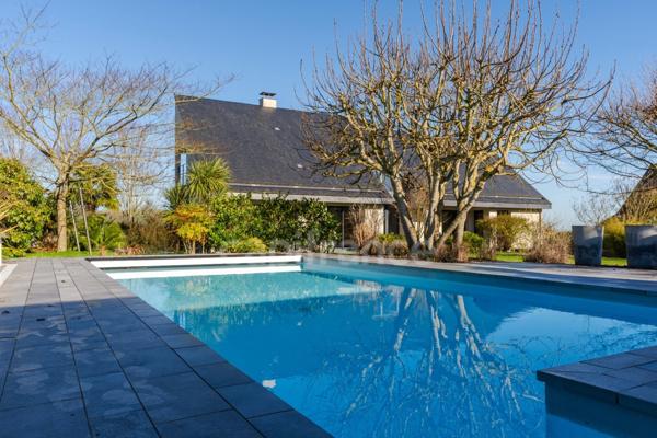 Propriété contemporaine de 228 m² sur un terrain clos de 2989m² avec piscine à 10 minutes de Saumur et 40 m' d'Angers