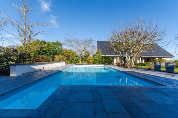 Propriété contemporaine de 228 m² sur un terrain clos de 2989m² avec piscine à 10 minutes de Saumur et 40 m' d'Angers