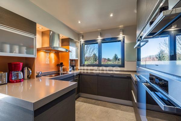 Propriété contemporaine de 228 m² sur un terrain clos de 2989m² avec piscine à 10 minutes de Saumur et 40 m' d'Angers