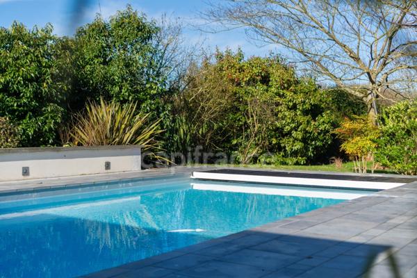 Propriété contemporaine de 228 m² sur un terrain clos de 2989m² avec piscine à 10 minutes de Saumur et 40 m' d'Angers