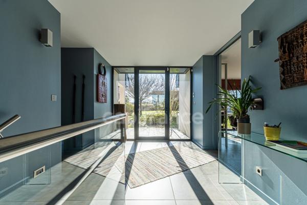 Propriété contemporaine de 228 m² sur un terrain clos de 2989m² avec piscine à 10 minutes de Saumur et 40 m' d'Angers