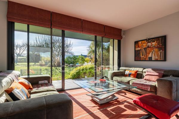 Propriété contemporaine de 228 m² sur un terrain clos de 2989m² avec piscine à 10 minutes de Saumur et 40 m' d'Angers