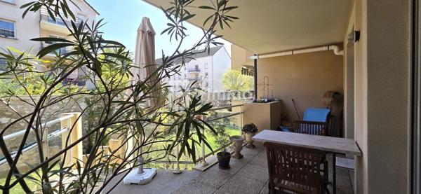 Bel appartement en centre ville avec terrasse, balcon et jardin!