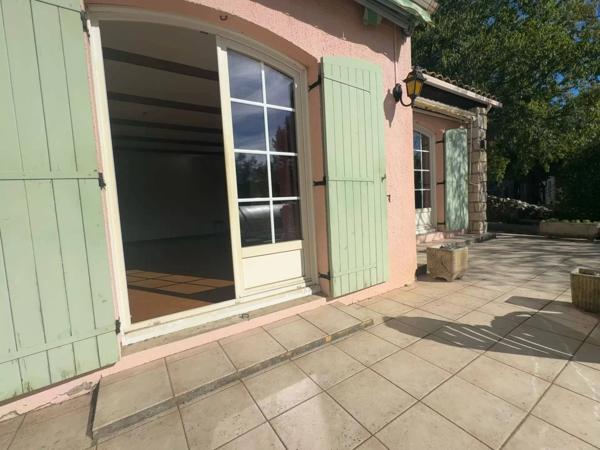 Maison individuelle deux garages 800 m2 jardin NIMES Travaux Kennedy