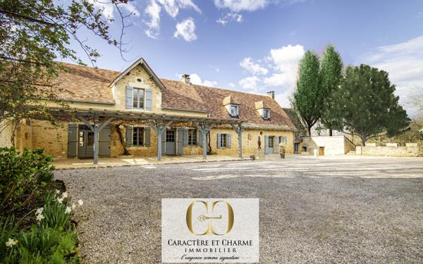 Sarlat-la-Canéda (24200) Domaine proche Sarlat. Nombreuses dépendances. Piscine, tennis. 15 hectares