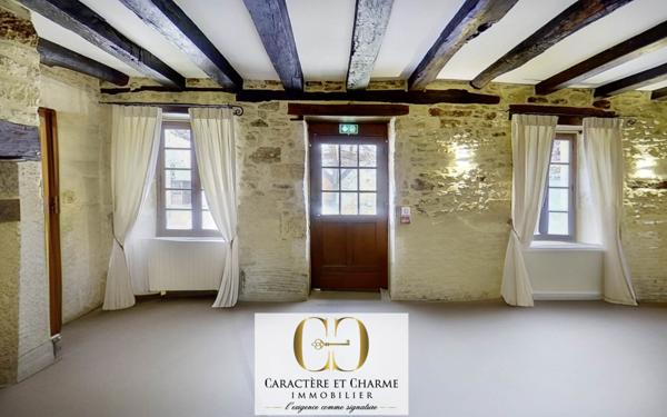 Sarlat-la-Canéda (24200) Domaine proche Sarlat. Nombreuses dépendances. Piscine, tennis. 15 hectares