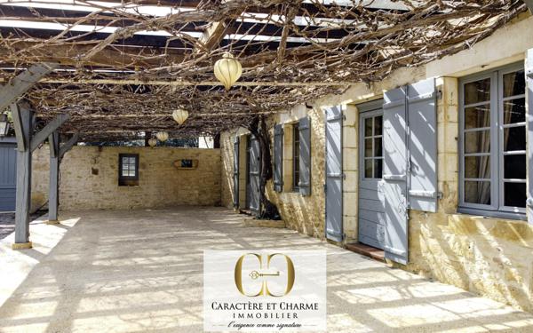 Sarlat-la-Canéda (24200) Domaine proche Sarlat. Nombreuses dépendances. Piscine, tennis. 15 hectares