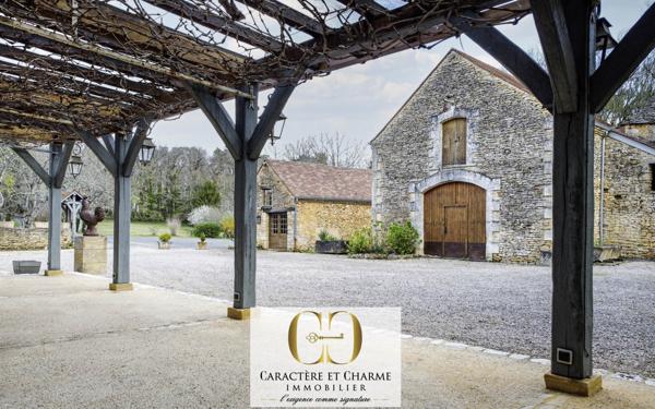 Sarlat-la-Canéda (24200) Domaine proche Sarlat. Nombreuses dépendances. Piscine, tennis. 15 hectares