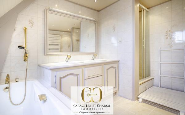 Sarlat-la-Canéda (24200) Domaine proche Sarlat. Nombreuses dépendances. Piscine, tennis. 15 hectares