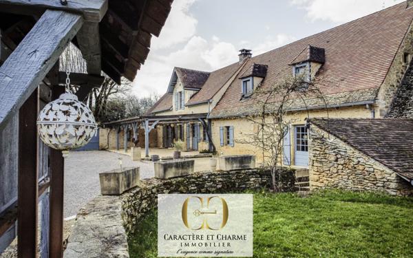 Sarlat-la-Canéda (24200) Domaine proche Sarlat. Nombreuses dépendances. Piscine, tennis. 15 hectares