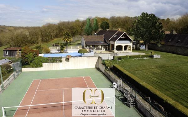 Sarlat-la-Canéda (24200) Domaine proche Sarlat. Nombreuses dépendances. Piscine, tennis. 15 hectares
